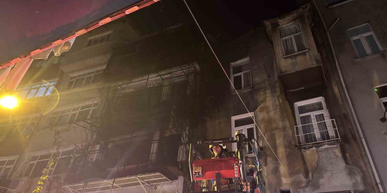 Yasaklanan havai fişek yine yangın çıkardı