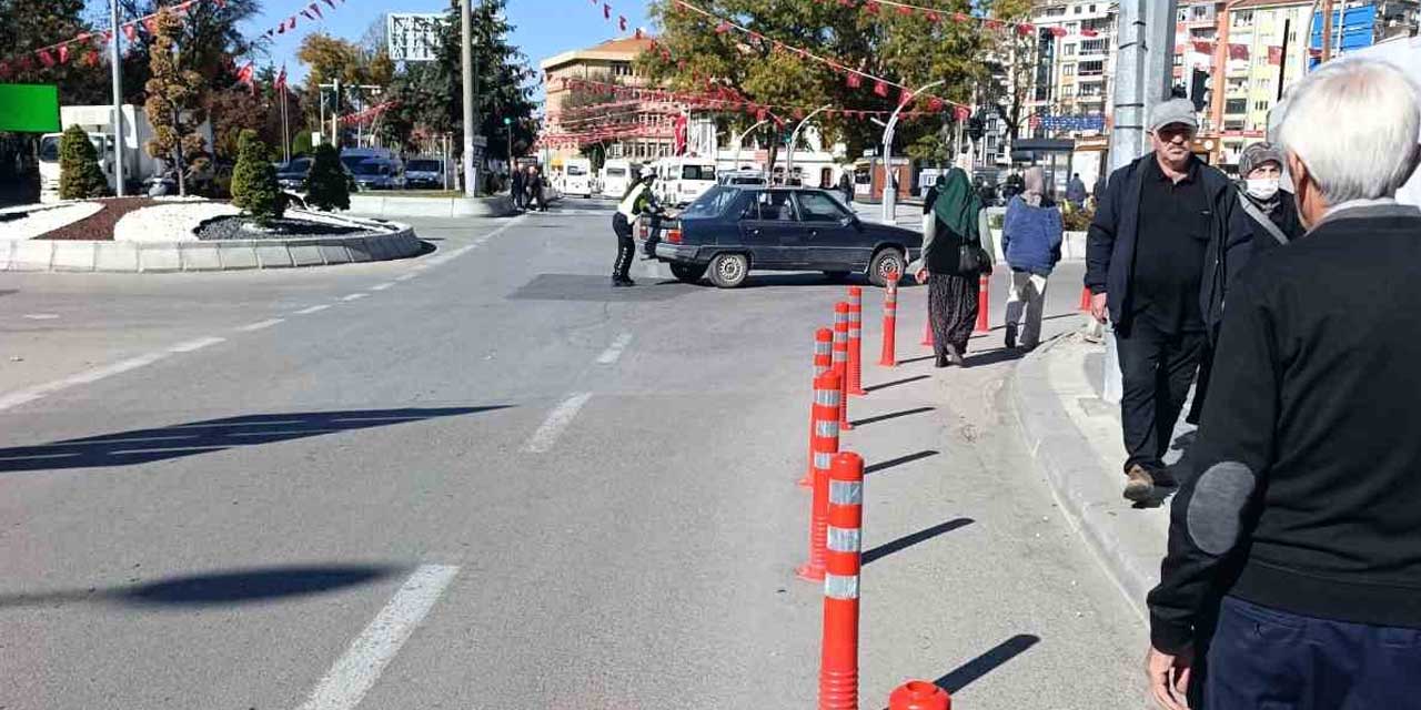 Otomobil yolun ortasında kaldı: Kadın polis tek başına itti