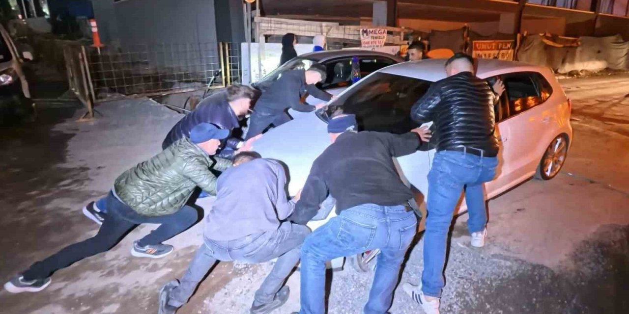 Sürücülere Büyük Şok: Belediye ve MEDAŞ'ın Kazdığı Çukurda Mahsur Kaldılar