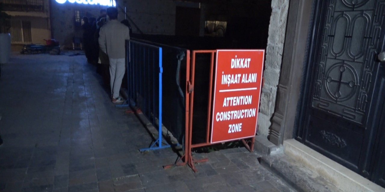 Tabelaya rağmen yürüyen turist kendini çukurda buldu