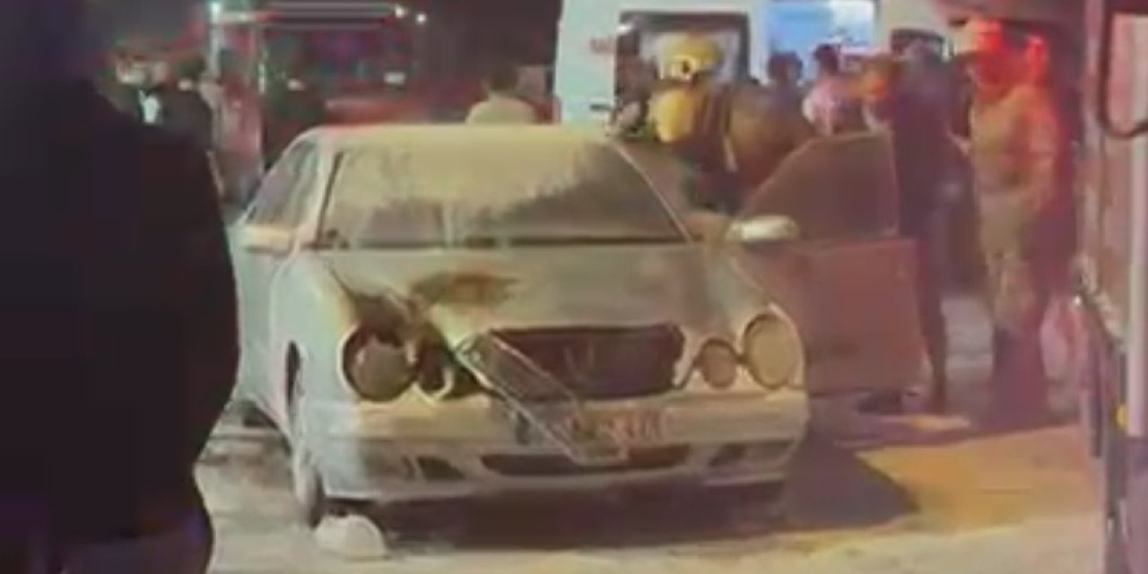 Kendisi de içindeyken otomobili ateşe verdi: Durumu ağır