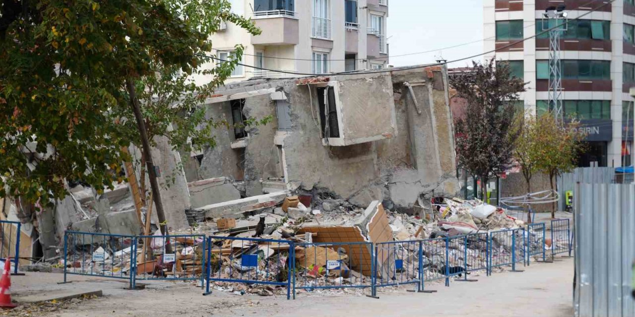 Enkazdan Sağ Kurtulan Dilara, Ailesinin Öldüğünü Bilmiyor: Deprem Sanıyor