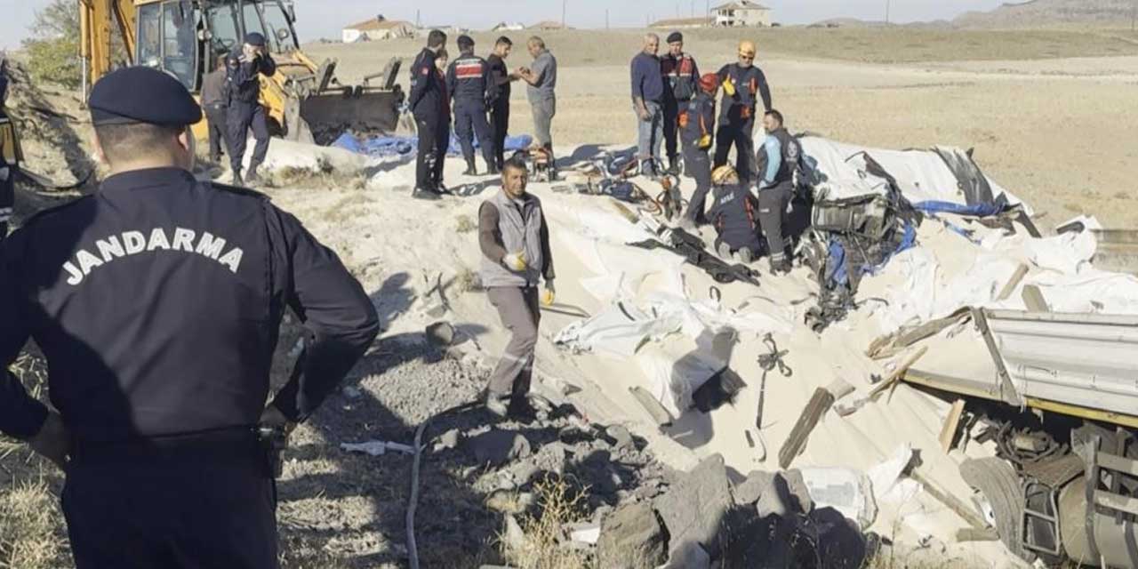 Kum Yüklü Tır Şarampole Devrildi, Genç Sürücü Kumların Altında Can Verdi