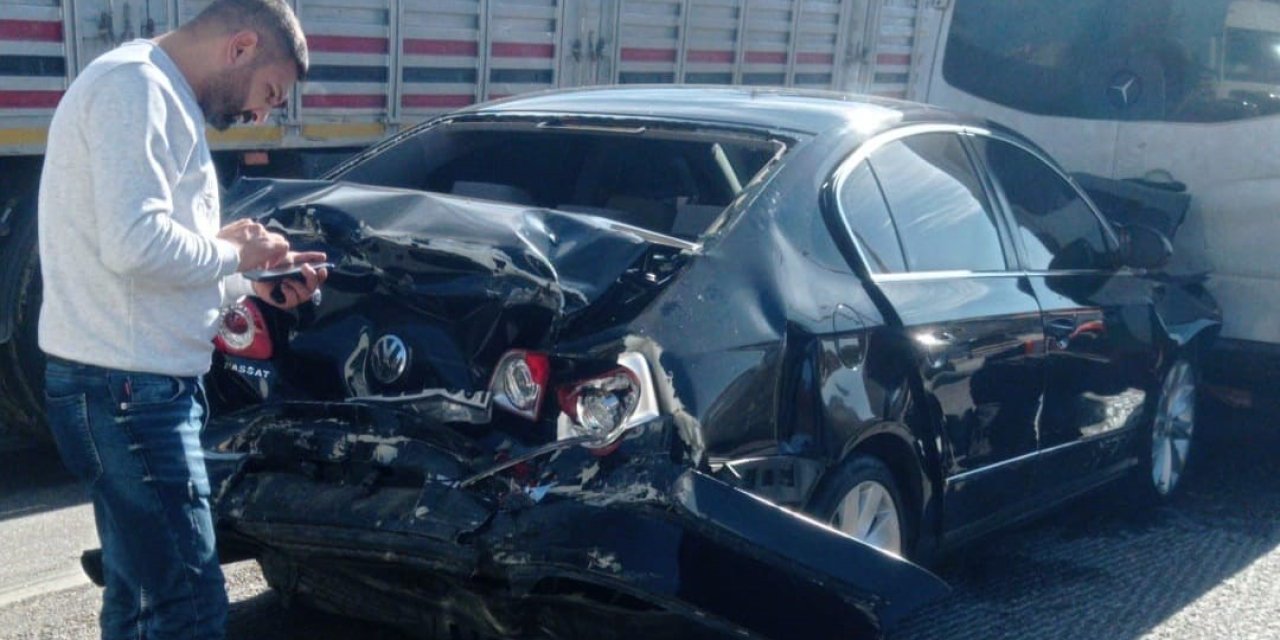 Zincirleme kazada otomobil arada kaldı: Baba ile oğlu yaralandı