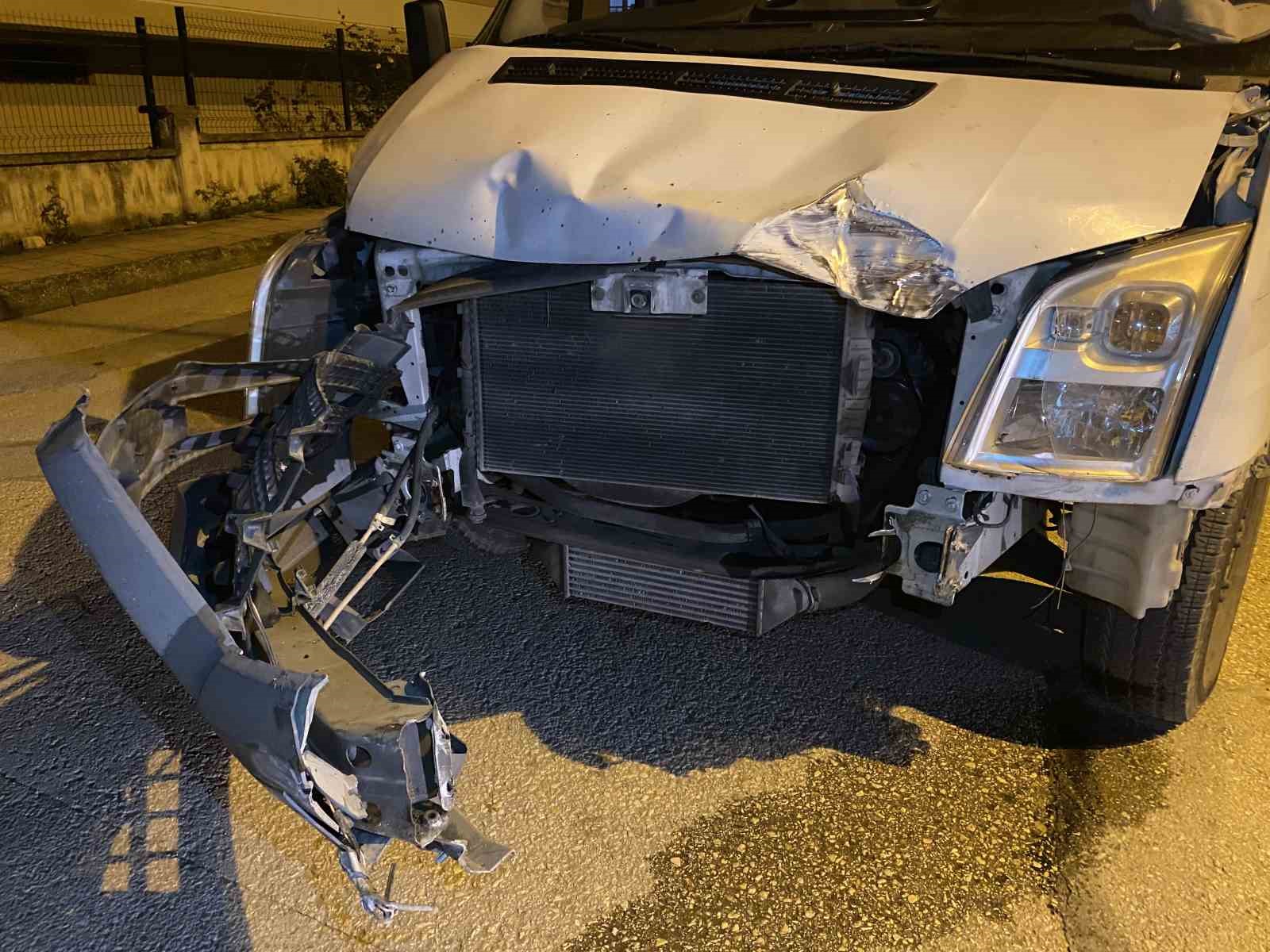 Otobüs ile kamyonet çarpıştı: Şans eseri yaralanan olmadı