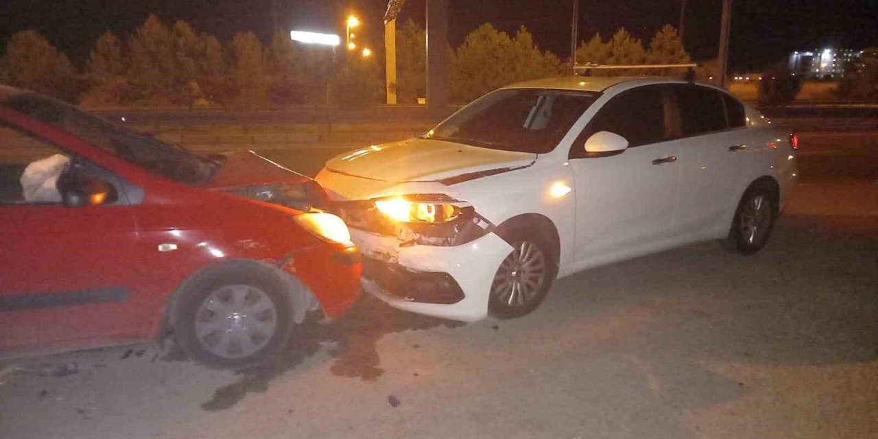 Kontrolden çıkan otomobil hiç olmayacak yere çarptı