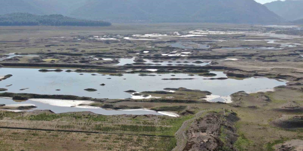 İzmir'in Can Damarı Alarm Veriyor: Tahtalı, Dibi Gördü