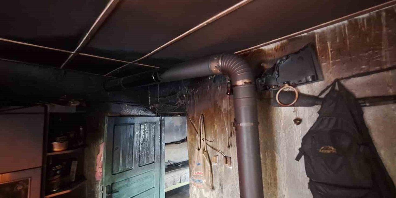 Odadaki soba ahşap evi küle çevirdi