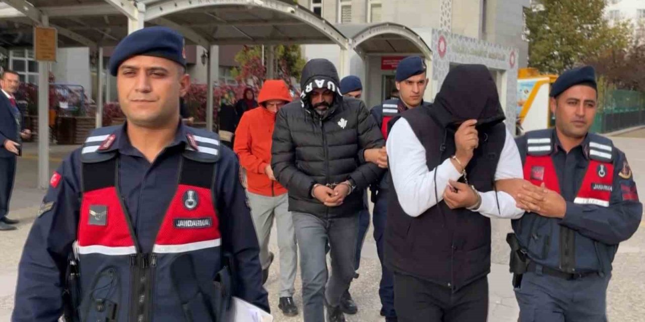 Para satan 3 tefeci, yüzlerini böyle gizledi