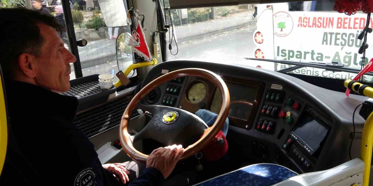 Yaralı köpeği kurtarmak için seferini yarıda bıraktı