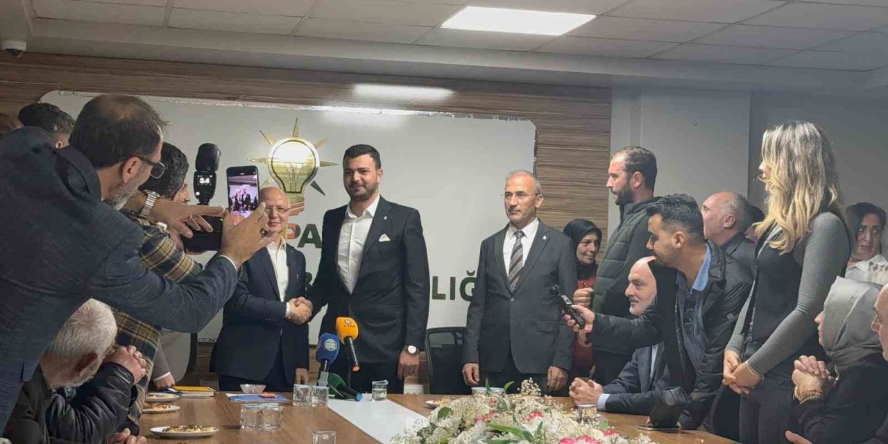 AK Parti büyümeye devam ediyor: 800 yeni üye