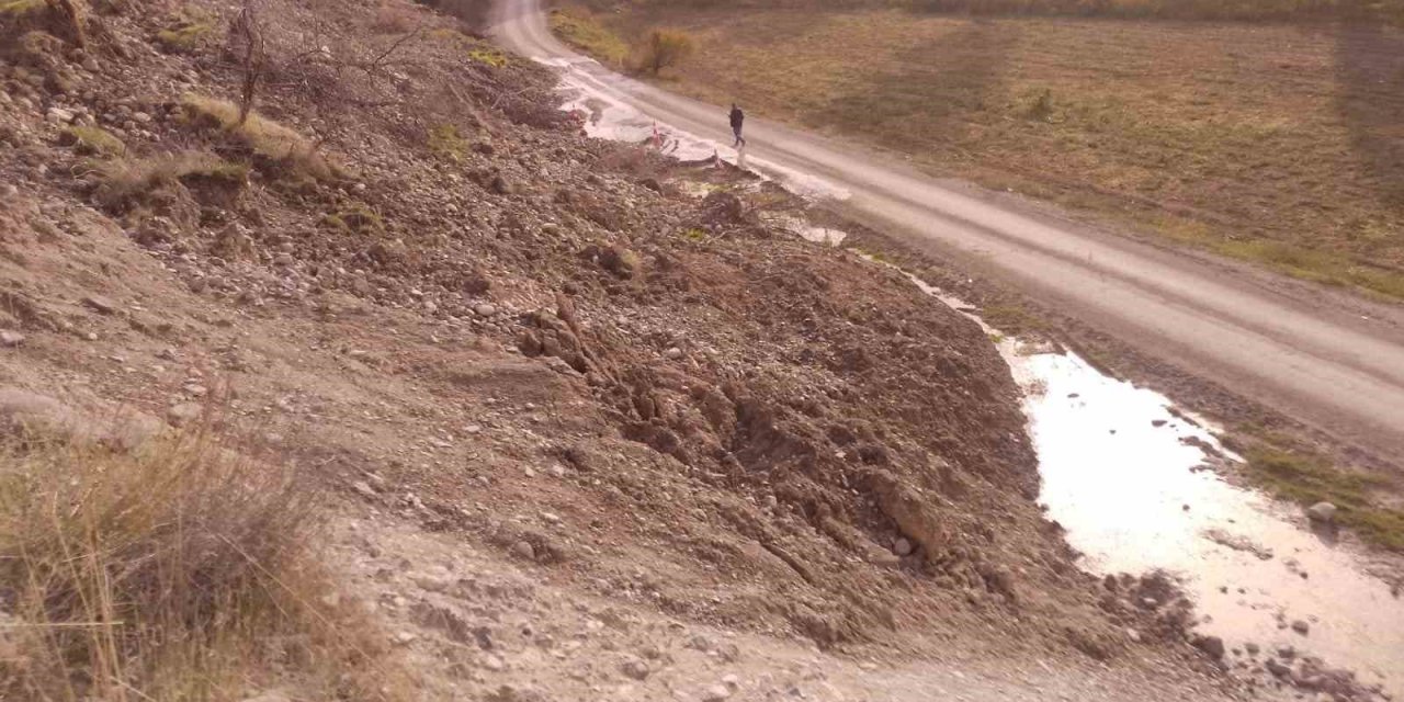 Beypazarı Adaören'de Toprak Kayması: Mahalle Yolu Ulaşıma Kapandı