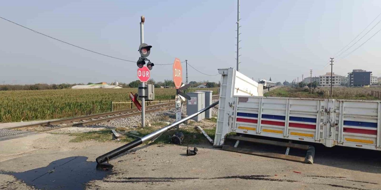 Tren Kamyonete Çarptı: Kasa Koptu