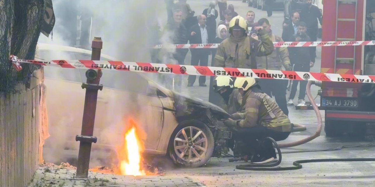 Yer altı elektrik kabloları patladı, bir otomobil alev alev yandı