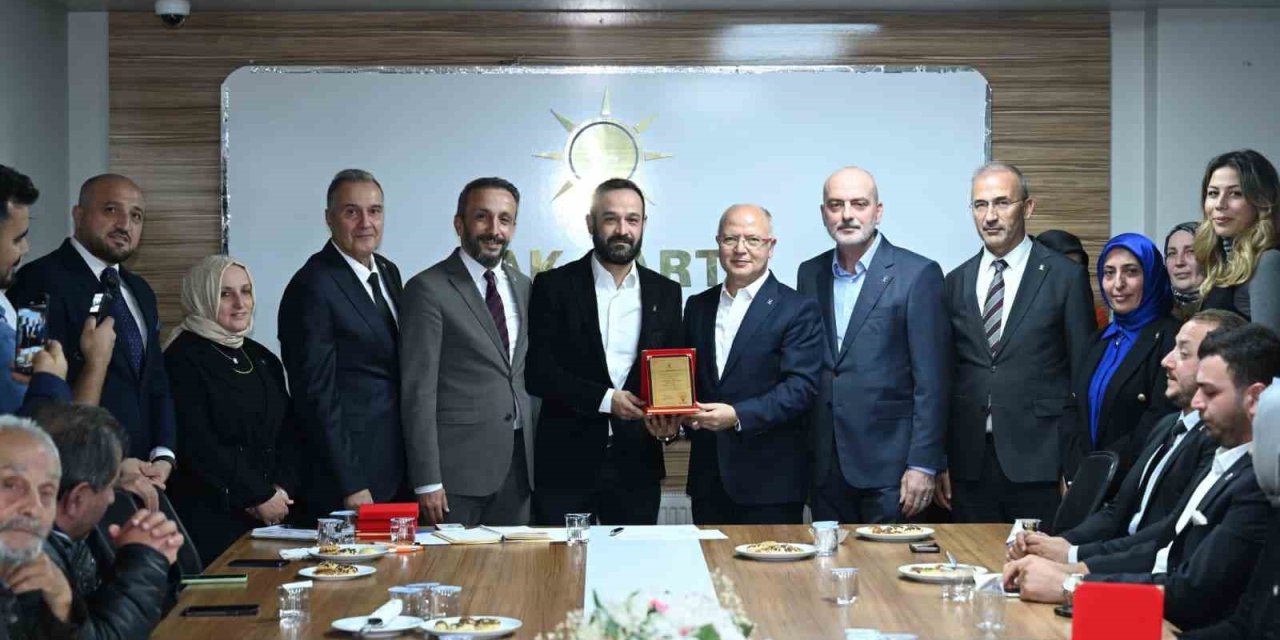 AK Parti'ye 800 yeni üye daha katıldı