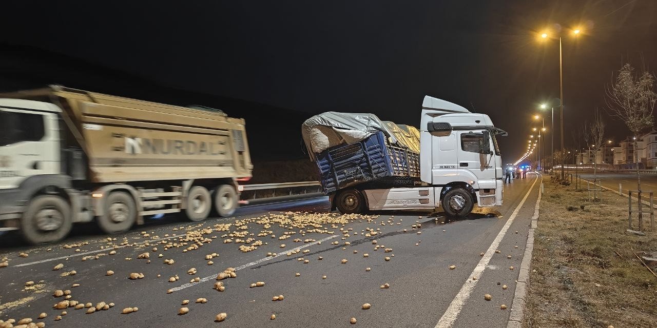 Patates Yüklü Tır Makasladı: Yola Saçılan Patatesler Trafiği Aksattı