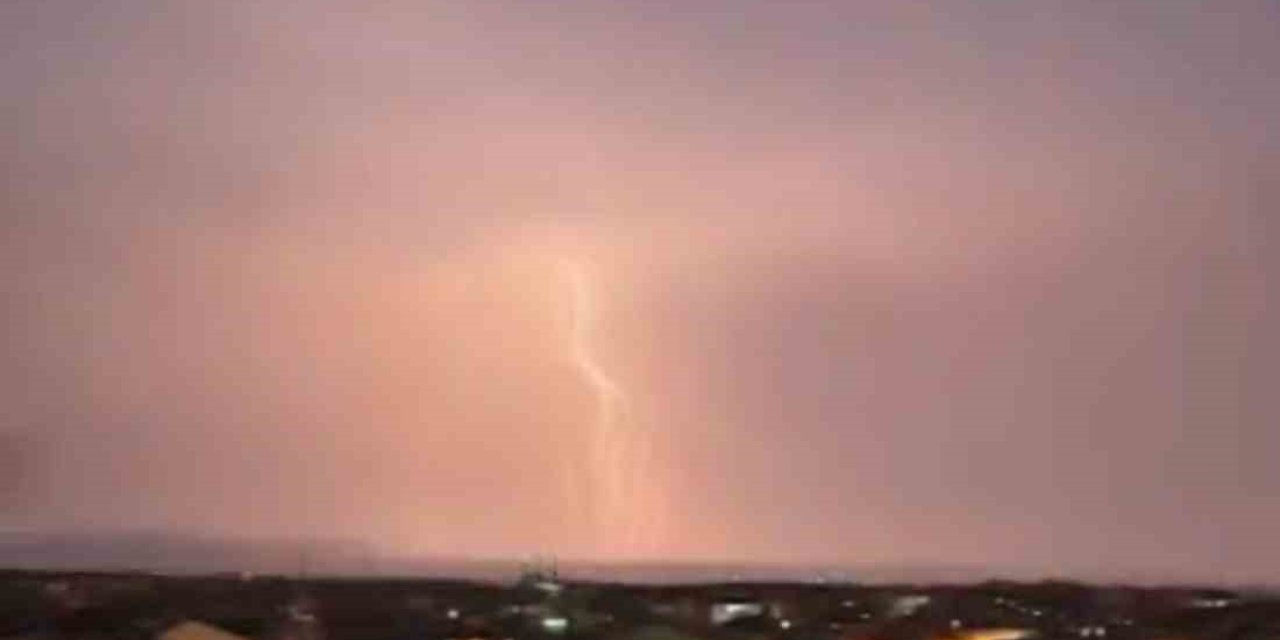 Geceyi Gündüze Çeviren Şimşek Şöleni Dron Kamerasına Yansıdı