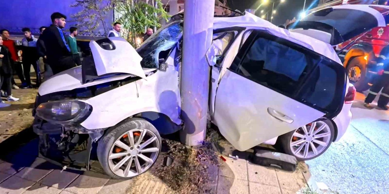 Aksaray Bulvarı'nda Kan Donduran Kaza: Direğe Saplanan Araçta Sıkıştılar