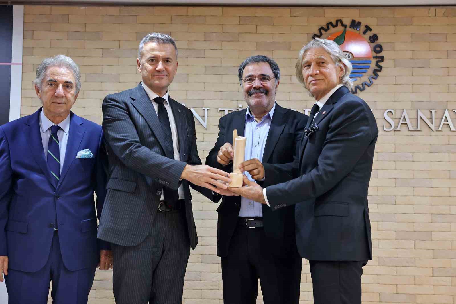 Yıllar geçse de hiç değişmedi! Ahmet Ümit Mersin'de ödül aldı