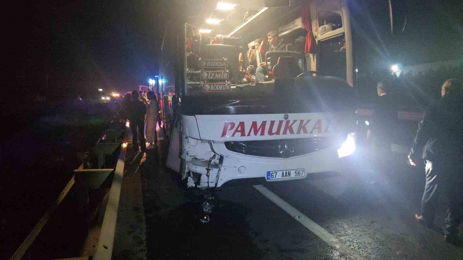 Freni boşaldı 39 yolcusuyla otomobile çarptı