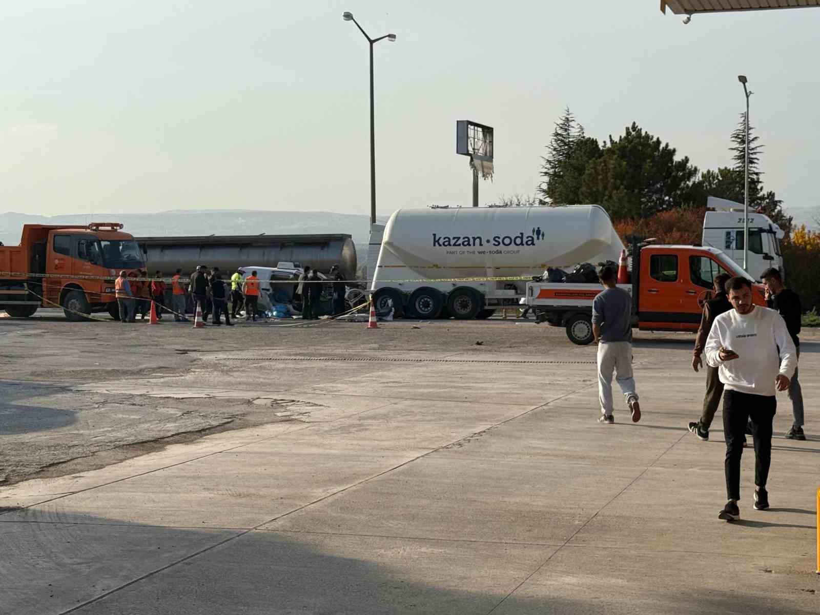 Ankara-Kahramankazan’da Park Halindeki Tıra Çarpan Otomobildeki 3 Kişi Yaşamını Yitirdi
