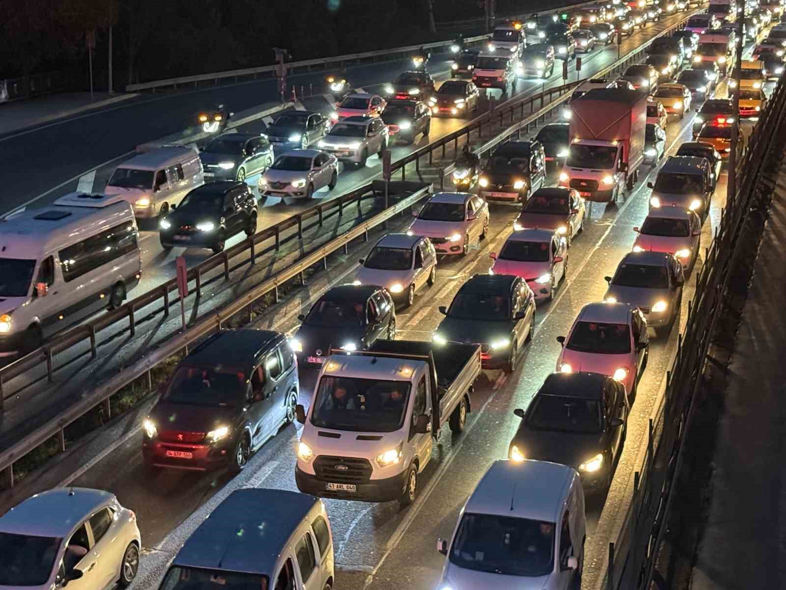 İstanbul'dan bir haftalık kaçış başladı trafik adım adım ilerledi