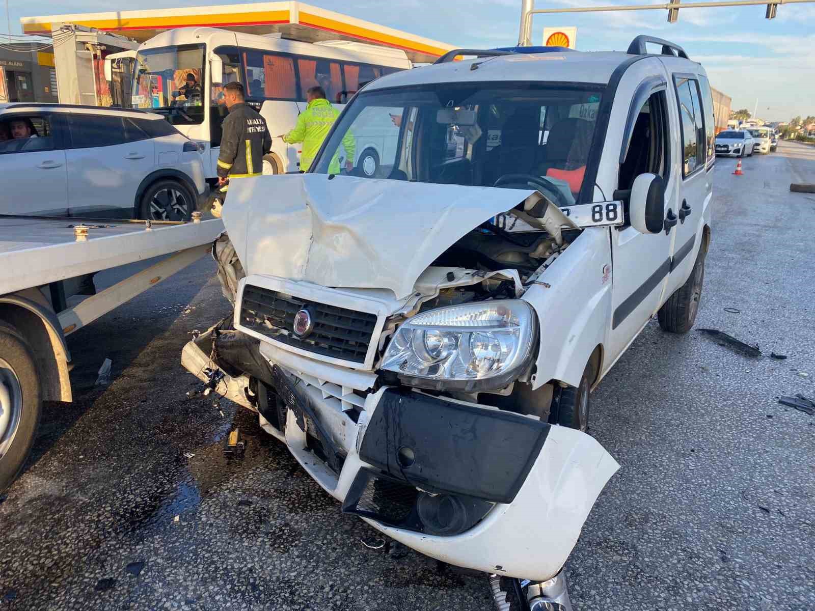 Serik'te kaza oldu yol kapandı