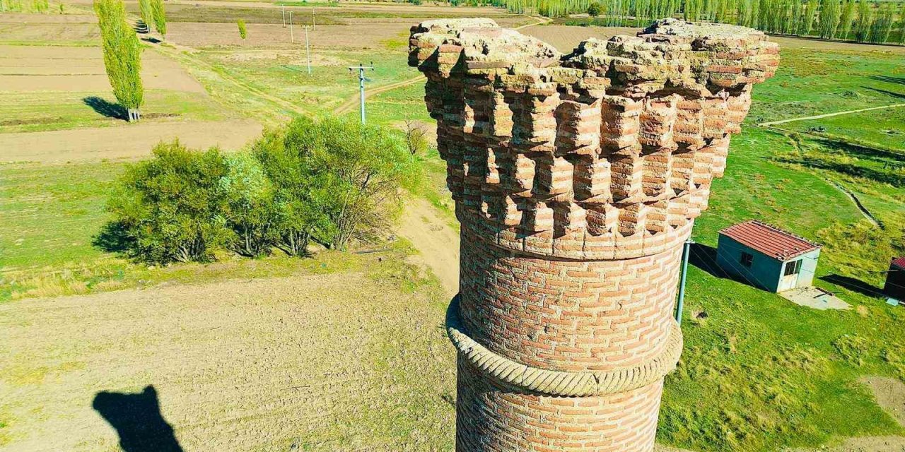 Yüzyıllara Meydan Okuyan Selçuklu Harikası: Kırık Minare