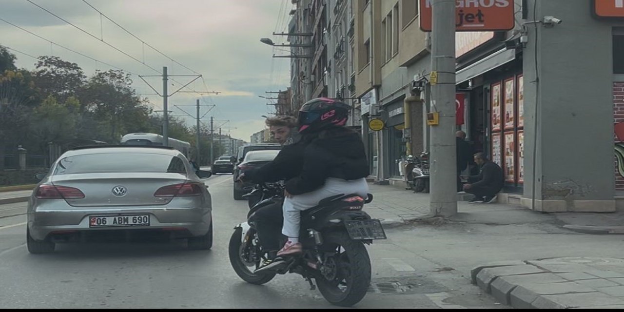 Kuralsız motor: Kask yok, plaka yok, egzoz bağırtıyor