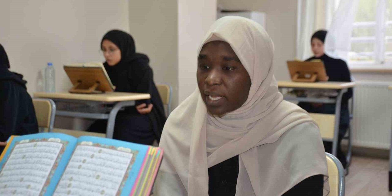 Tıp Öğrencisi Asma'dan 8 Ayda Çifte Başarı: Hem Fakülte Hem Hafızlık!