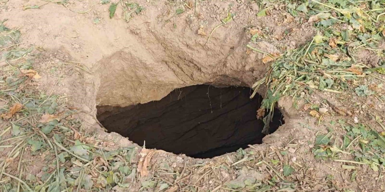 Pancar tarlasında dehşete düşüren görüntü: 15 metre derinliğinde obruk oluştu
