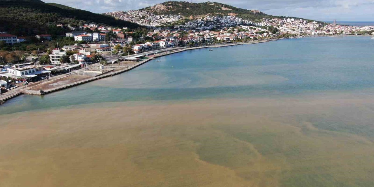Foça'da Sel Felaketi: Deniz Kırmızıya Dönüştü