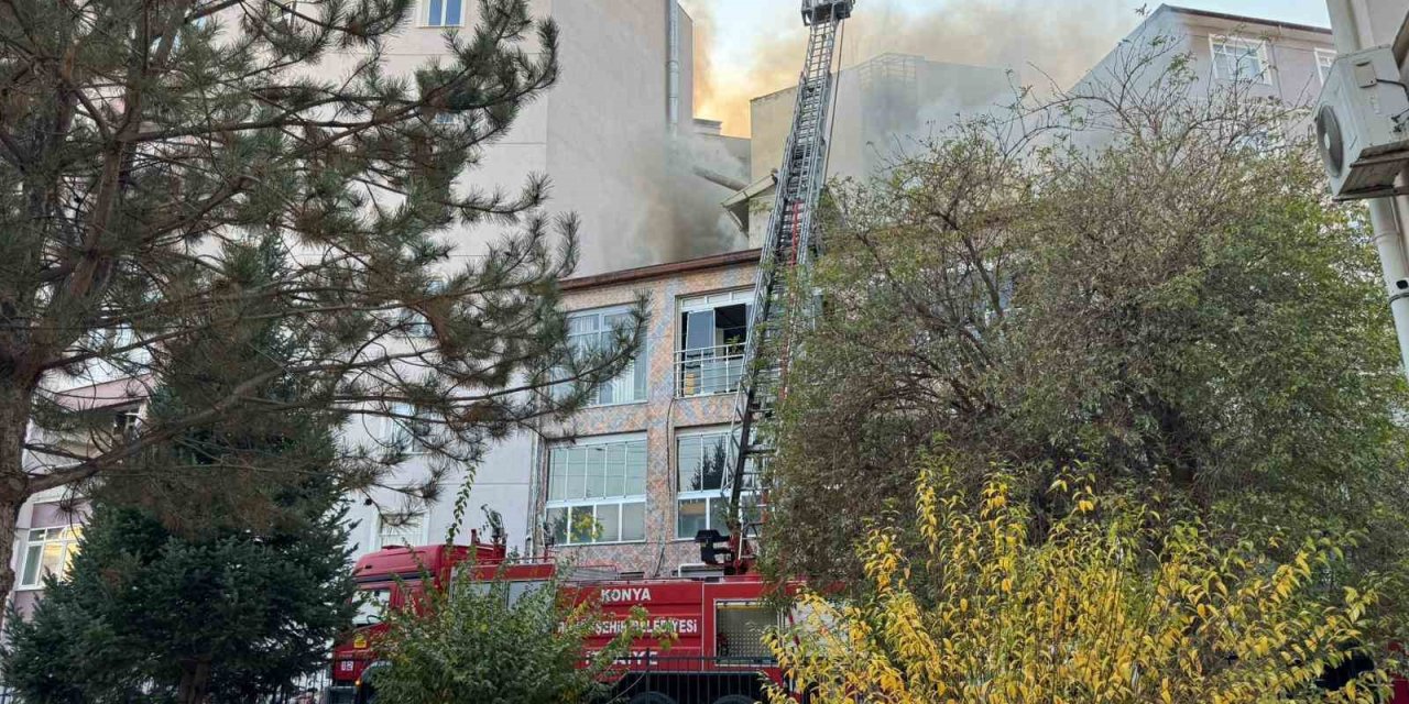 Ereğli'de İş Hanı Çatısında Korkutan Yangın! Hızlı Müdahale Felaketi Önledi