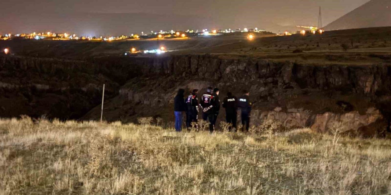 Otomobil dönmeyince ekipler peşine düştü, vadiye uçmuş olarak bulundu