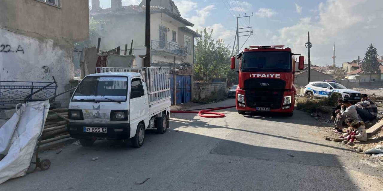 Metruk Evde Büyük Yangın Paniği! Ekipler Sıçramadan Önce Söndürdü