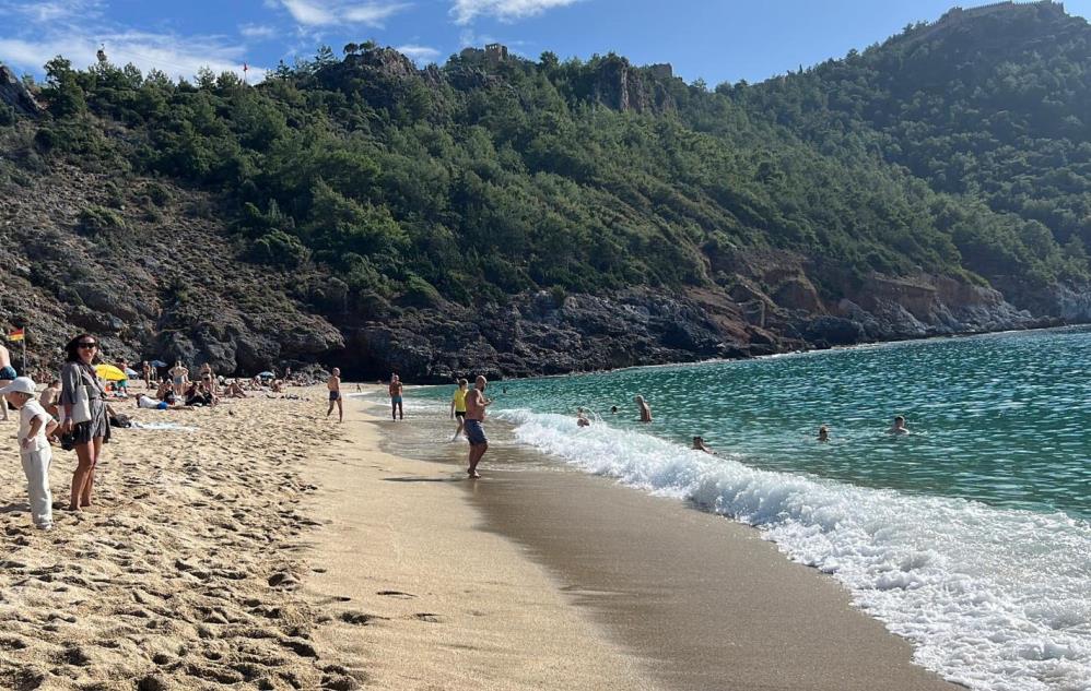 Hava 20, deniz 23 derece: Alanya’da Kasım ayında deniz keyfi