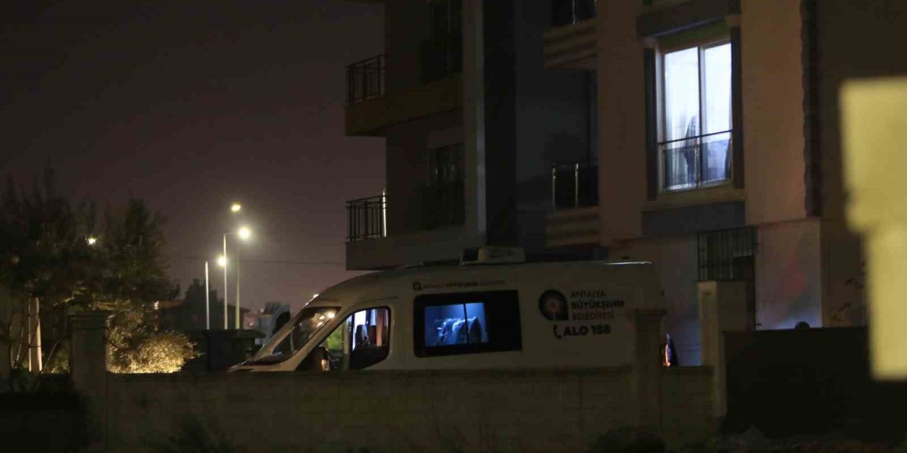 Polis memuru, eşi ve 2 kızını öldürdü, oturup meslektaşlarını bekledi