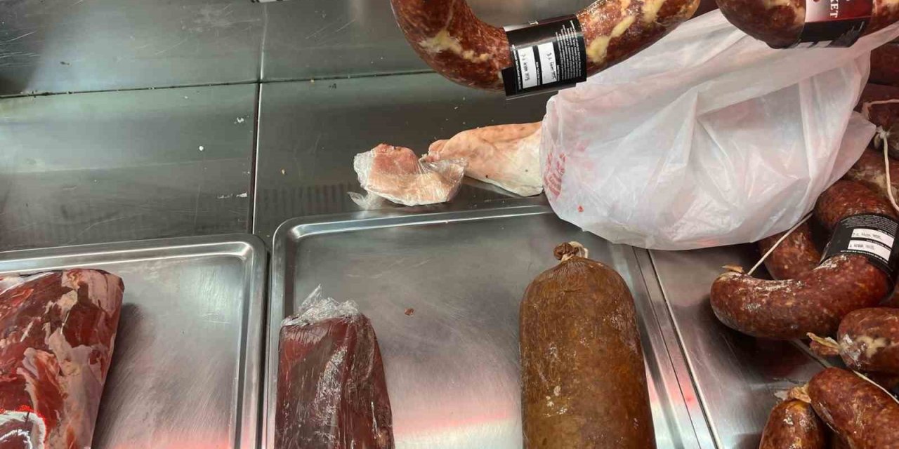 Kasap dükkanının üretim bölümüne giren zabıtalar şok oldu