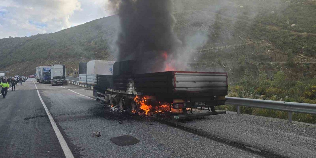 Konya-Antalya Yolu’nda Korkutan Yangın: Mermer Yüklü Dorse Kül Oldu