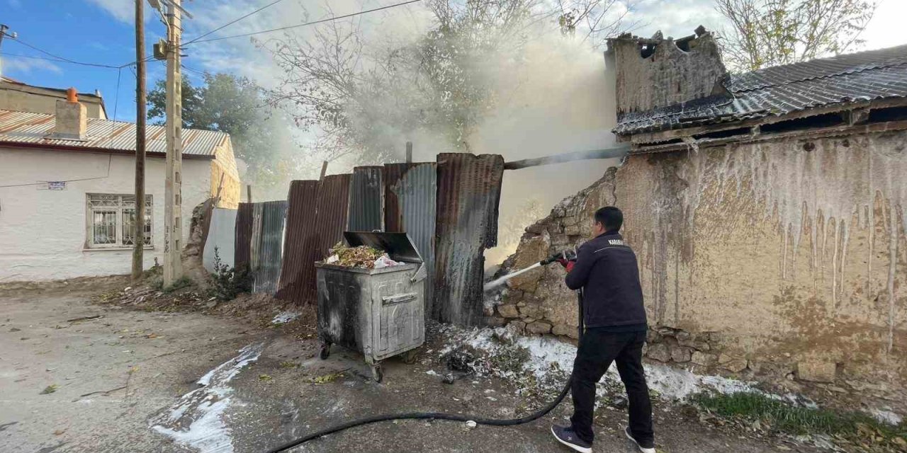 İtfaiye, evin çatısına sıçrayan yangını büyümeden söndürdü