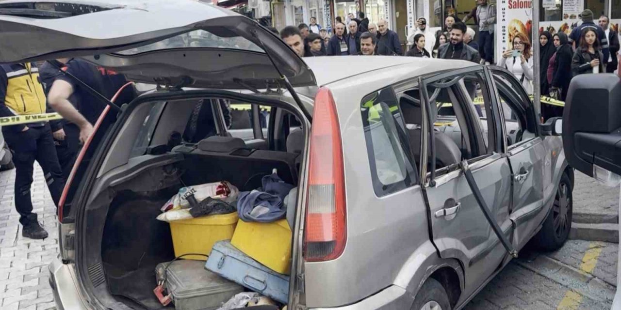 Aracın bagajındaki piknik tüpü bomba gibi patladı