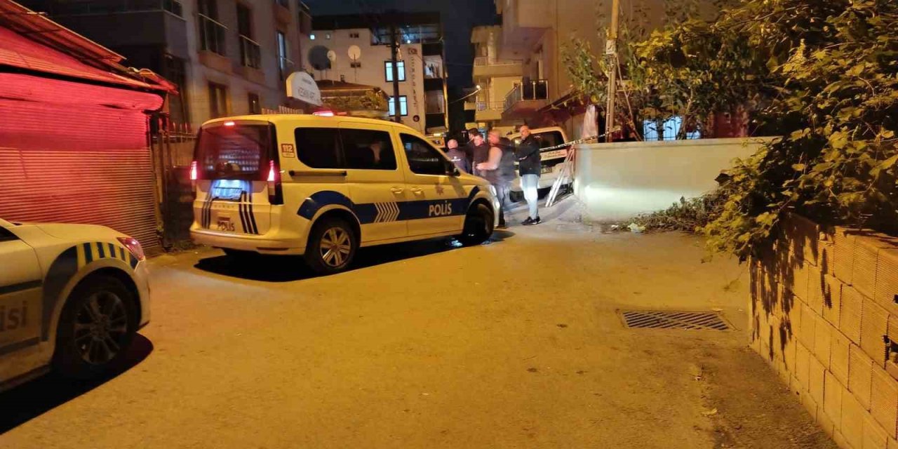 Otomobilde bıçaklanan genç adam, kaçmaya çalışırken kaza yaptı