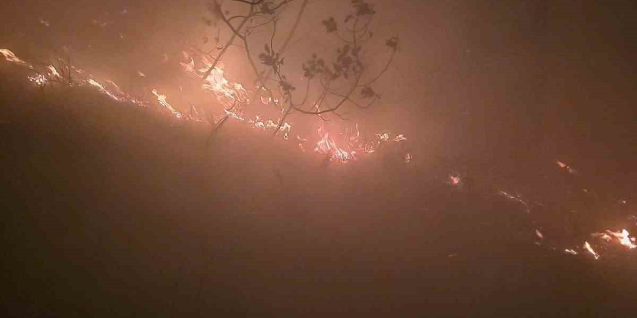 Yıldırımın düştüğü ormanlık alandaki yangın 16’ncı saatte kontrol altına alındı