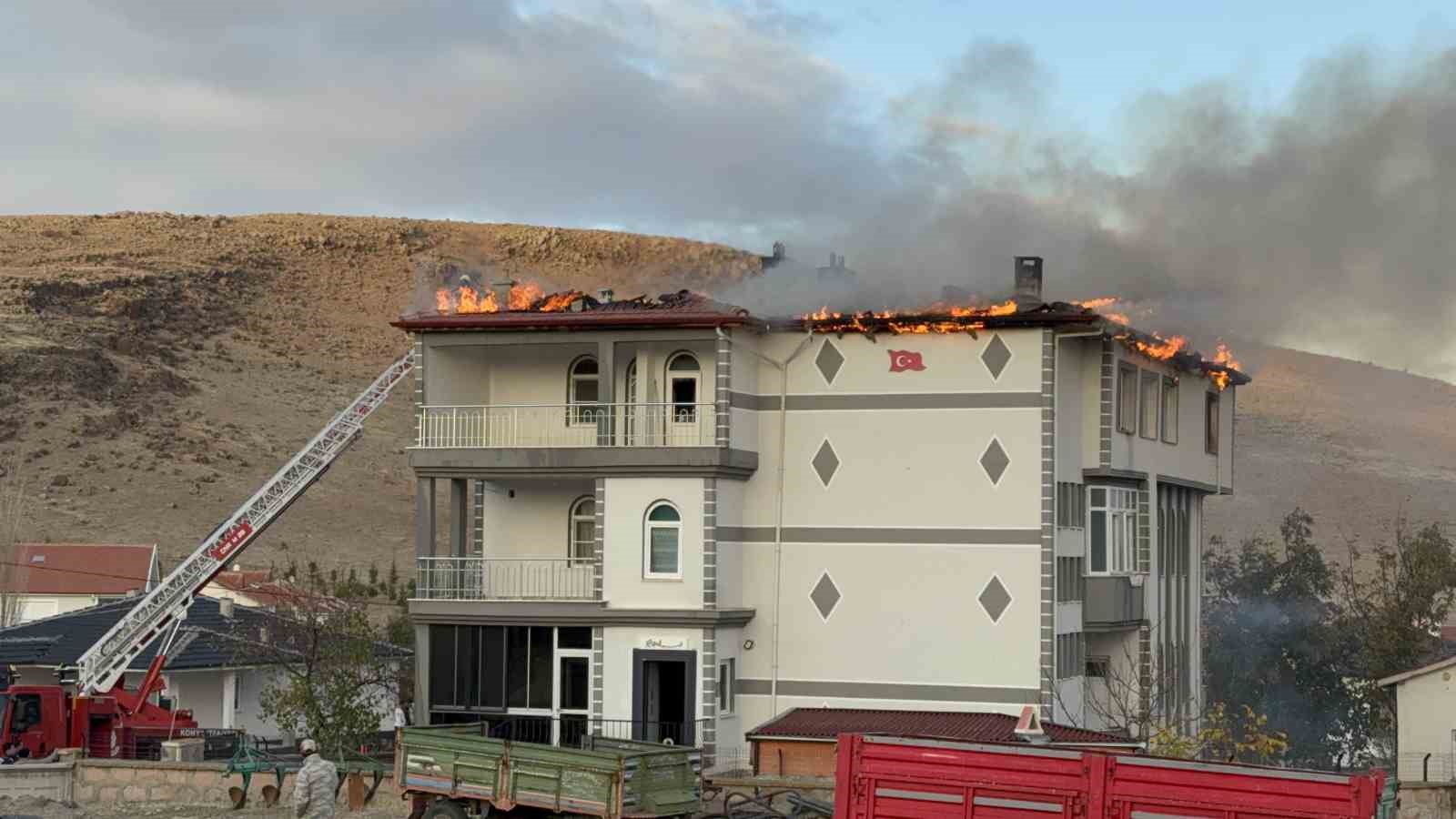 Konya'da acı görüntü! Çatı tamamen yandı