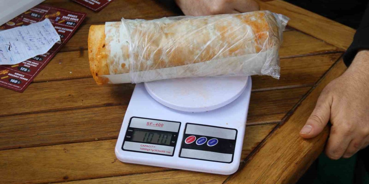 1 kilo tavuk dürümü 150 TL’ye satan esnaf taleplere yetişemiyor