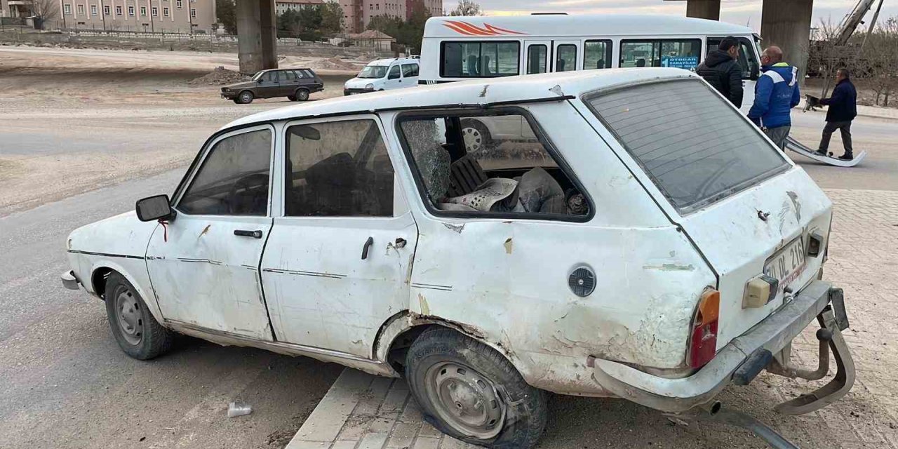 Karaman’da yolcu minibüsü ile otomobil çarpıştı: 2 yaralı