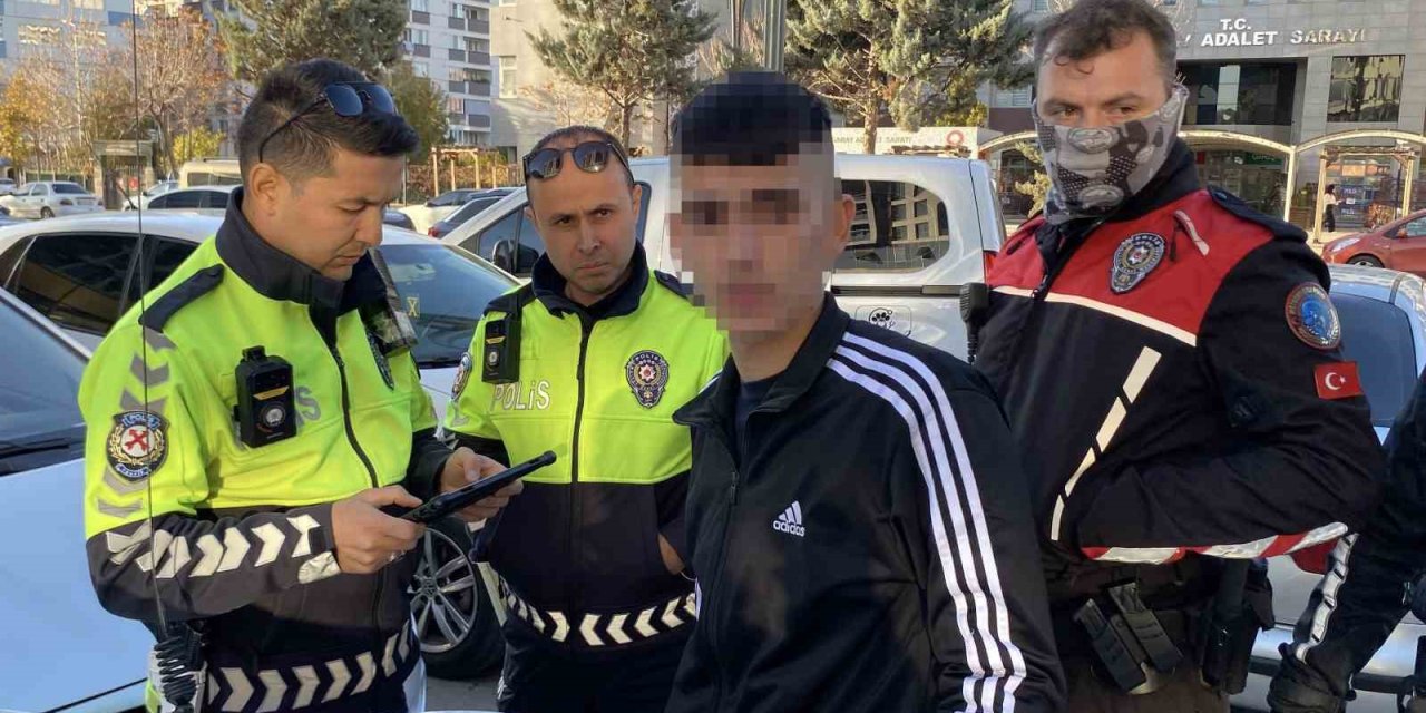 Jandarmadan kaçtı, kahve içerken polise yakalandı