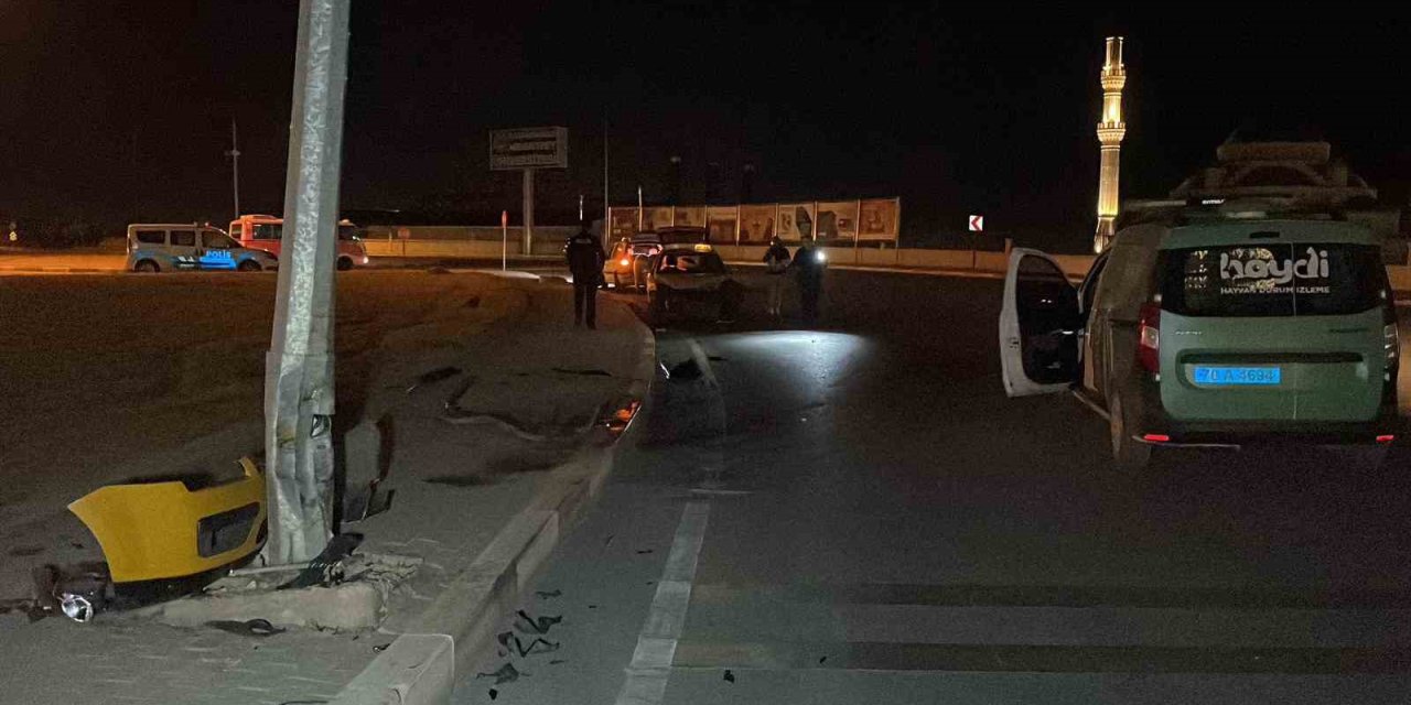 Kontrolden Çıkan Ticari Taksi Aydınlatma Direğine Çarptı