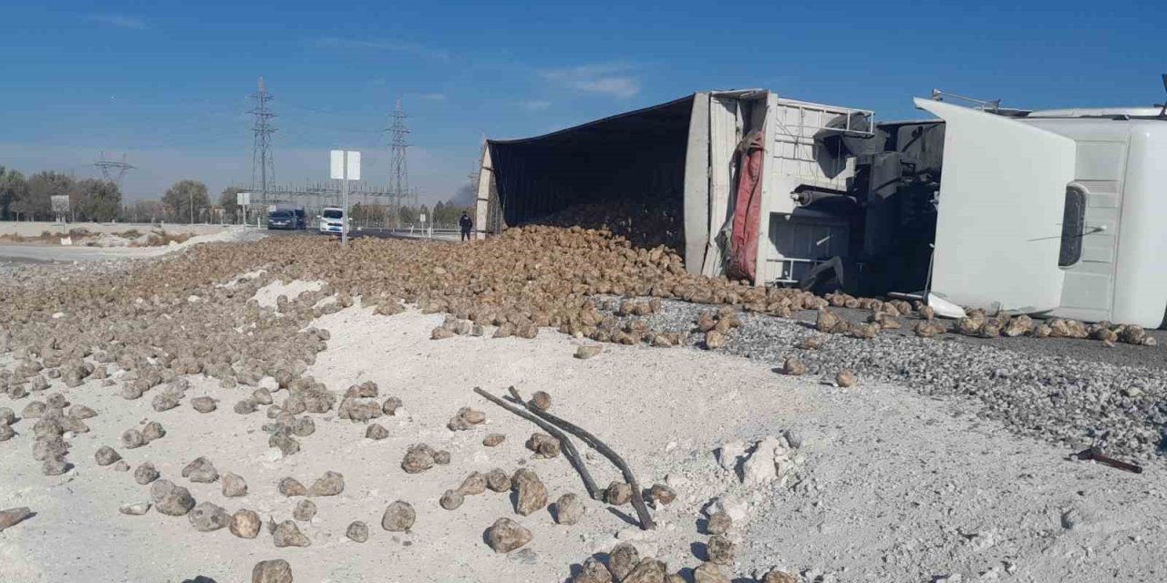 Tır Devrildi, Pancarlar Yola Saçıldı