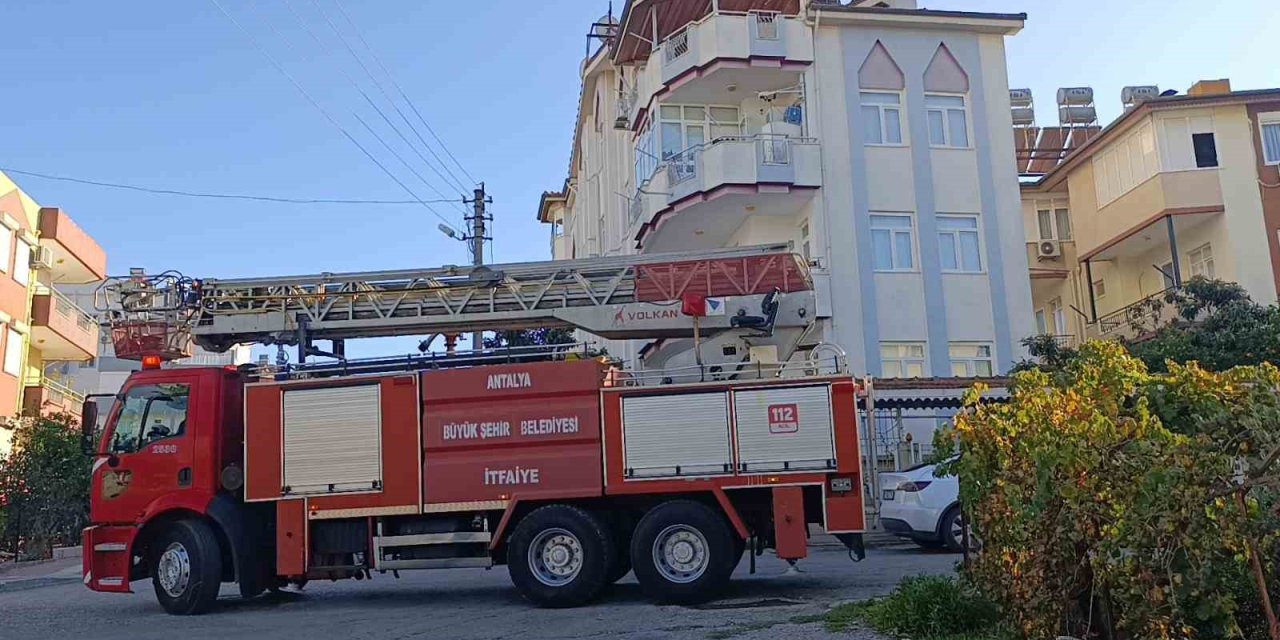 Alevler nedeniyle patlayan su borusu yangını söndürdü